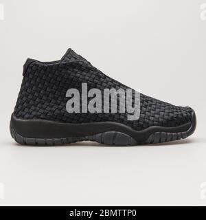 VIENNE, AUTRICHE - 14 JUIN 2018 : sneaker Nike Air Jordan future noire sur fond blanc. Banque D'Images