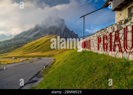 Vue sur le paysage et l'hôtel depuis le col de Marmolada au coucher du soleil, Tyrol du Sud, Dolomites italiens, Italie, Europe Banque D'Images