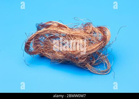 Filaments de cuivre, petits fils émetteurs et porteurs de courant électrique. Câbles en cuivre essentiels pour le transport de l'électricité. Banque D'Images