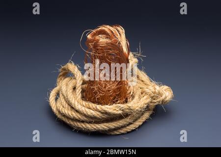 Filaments de cuivre, petits fils émetteurs et porteurs de courant électrique. Câbles en cuivre essentiels pour le transport de l'électricité. Banque D'Images