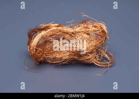 Filaments de cuivre, petits fils émetteurs et porteurs de courant électrique. Câbles en cuivre essentiels pour le transport de l'électricité. Banque D'Images
