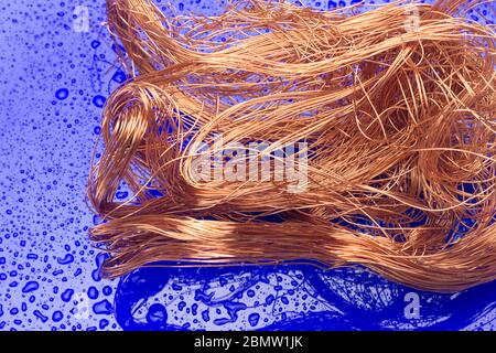 Filaments de cuivre, petits fils émetteurs et porteurs de courant électrique. Câbles en cuivre essentiels pour le transport de l'électricité. Banque D'Images