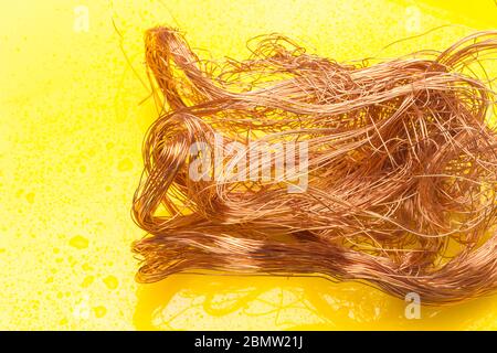 Filaments de cuivre, petits fils émetteurs et porteurs de courant électrique. Câbles en cuivre essentiels pour le transport de l'électricité. Banque D'Images