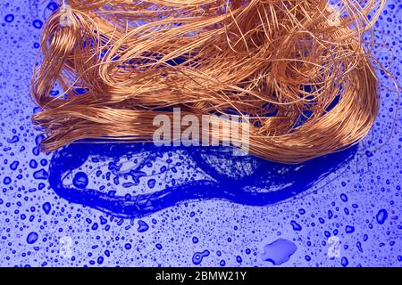 Filaments de cuivre, petits fils émetteurs et porteurs de courant électrique. Câbles en cuivre essentiels pour le transport de l'électricité. Banque D'Images