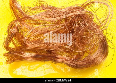 Filaments de cuivre, petits fils émetteurs et porteurs de courant électrique. Câbles en cuivre essentiels pour le transport de l'électricité. Banque D'Images