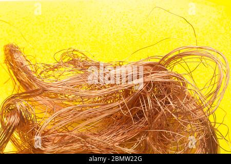 Filaments de cuivre, petits fils émetteurs et porteurs de courant électrique. Câbles en cuivre essentiels pour le transport de l'électricité. Banque D'Images