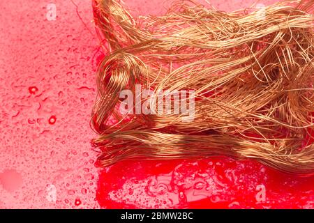 Filaments de cuivre, petits fils émetteurs et porteurs de courant électrique. Câbles en cuivre essentiels pour le transport de l'électricité. Banque D'Images