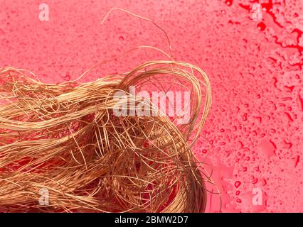 Filaments de cuivre, petits fils émetteurs et porteurs de courant électrique. Câbles en cuivre essentiels pour le transport de l'électricité. Banque D'Images