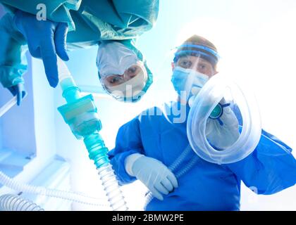 Chirurgiens effectuant l'opération dans la salle d'opération , équipe médicale donne les premiers soins , médecins en hôpital, coronavirus concept. Banque D'Images