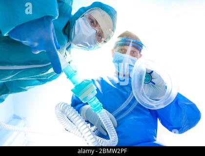 Chirurgiens effectuant l'opération dans la salle d'opération , équipe médicale donne les premiers soins , médecins en hôpital, coronavirus concept. Banque D'Images