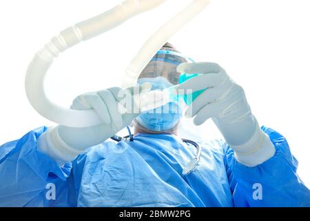 Chirurgiens effectuant l'opération dans la salle d'opération , équipe médicale donne les premiers soins , médecins en hôpital, coronavirus concept. Banque D'Images