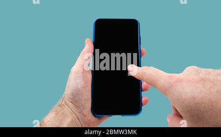 smartphone utilisé par l'homme sur fond bleu Banque D'Images
