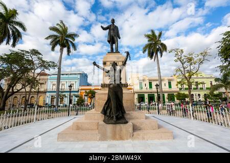 Parc de Libertad,. place de style espagnol dans le centre de Matanzas. Statue de liberté au centre représentant José marti et une femme armée ouverte avec le bro Banque D'Images