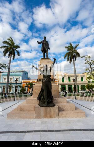 Parc de Libertad,. place de style espagnol dans le centre de Matanzas. Statue de liberté au centre représentant José marti et une femme armée ouverte avec le bro Banque D'Images