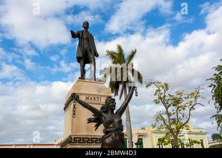 Parc de Libertad,. place de style espagnol dans le centre de Matanzas. Statue de liberté au centre représentant José marti et une femme armée ouverte avec le bro Banque D'Images