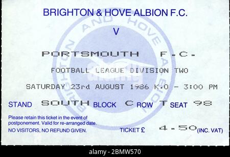 Billet d'entrée pour le match de football de la Division 2 - Brighton & Hove Albion F.C. contre Portsmouth F.C. Samedi 23 août 1986. Banque D'Images