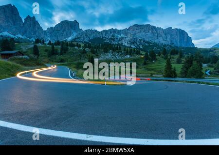 Les feux de piste de voiture sur Passo Pordoi avec décor de montagnes, au crépuscule, en Province de Bolzano, le Tyrol du Sud Italien, Dolomites, Italie, Europe Banque D'Images