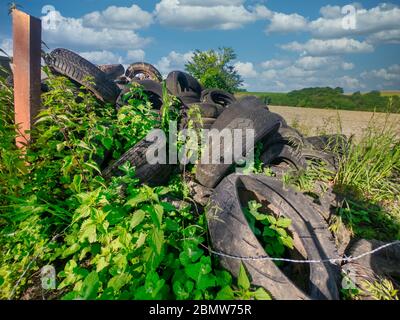 Pile de pneus usagés dans la campagne Banque D'Images