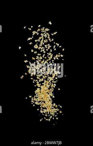 Popcorn préparé volant isolé sur fond noir, Banque D'Images