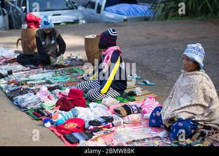 Doi Ang Khang, Chiangmai/ Thaïlande - 04 janvier 2014: L'âge de la variance de la femme de la tribu de colline dans le nord de la Thaïlande assis et vendant souvenir, tissu. Banque D'Images