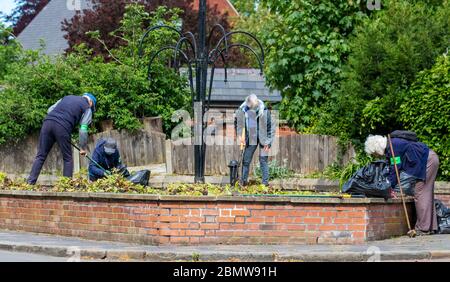 Équipe bénévole de jardiniers qui s'occupe de jardins, d'espaces extérieurs, de plantes à Southport, Merseyside. Règles de UK Covid 19 ; jardiniers communautaires, distanciation sociale, travaillant à l'extérieur des jardins botaniques de Southport. Banque D'Images