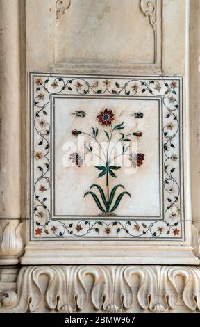 Fleur en pierres semi-précieuses incrustées en marbre sur la colonne Diwan-e-Kas Red fort Delhi Inde Banque D'Images