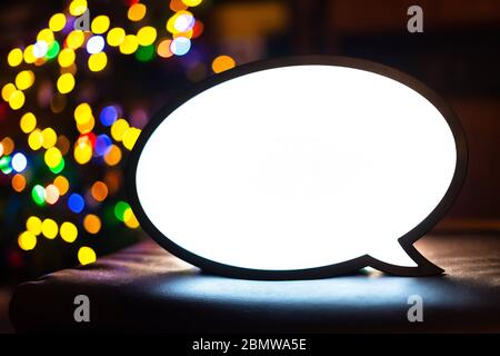 Affiche de visionneuse vide avec boules bokeh colorées en arrière-plan. Écran de boîte lumineuse vierge pour les ajouts, les promotions et les messages publicitaires d'entreprise. Lumineux Banque D'Images