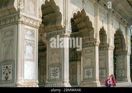 Vue de face avec une femme assise en admirant Diwan-e-Kas Red fort Delhi Inde Banque D'Images