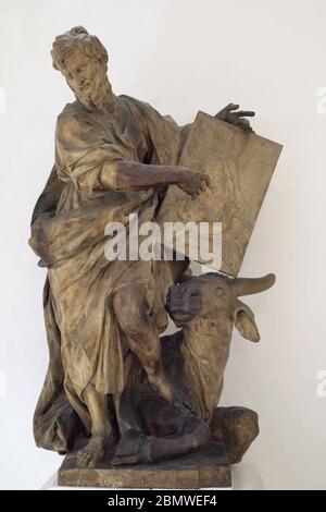 Saint Luc l'évangéliste. Sculpture sur bois, par Pietro Papaleo (1642-1718), vers 1680. Musée national des Beaux-Arts. Valletta. Malte. Banque D'Images