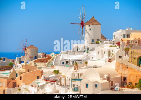 Ces moulins à vent sont un symbole emblématique de Santorin, une île grecque et se trouve dans le village pittoresque d'Oia. Banque D'Images