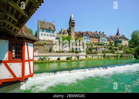 Vue panoramique de la vieille ville de Bremgarten depuis le pont couvert en bois sur la rivière Reuss, canton d'Argau, Suisse. Au premier plan se trouvent deux petits Ba Banque D'Images