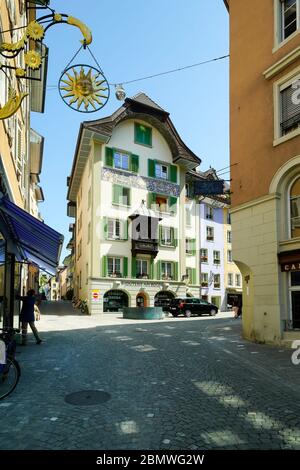 Vue sur les maisons anciennes de Marktgasse au milieu de la vieille ville, Bremgarten, canton d'Argau, Suisse. Banque D'Images