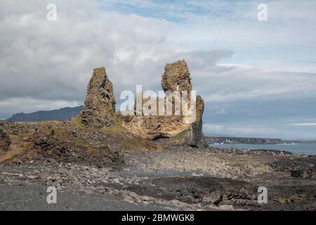 Les López sont une paire de pinacles de roche, péninsule Snæfellsnes, nord de l'Islande. Banque D'Images