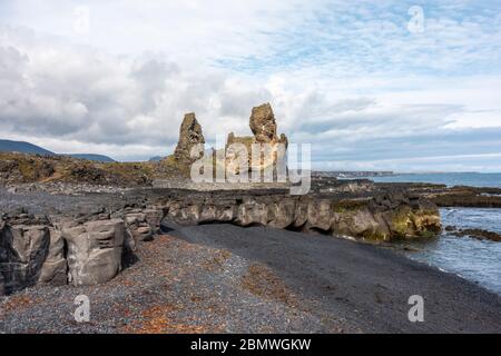 Les López sont une paire de pinacles de roche, péninsule Snæfellsnes, nord de l'Islande. Banque D'Images
