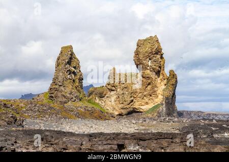 Les López sont une paire de pinacles de roche, péninsule Snæfellsnes, nord de l'Islande. Banque D'Images