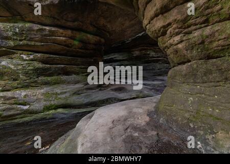 Parc national des montagnes Stolowe. Sentier de randonnée Rock Labyrinth Bledne Skaly. Rochers errants dans les montagnes Sudetes près de Kudowa-Zdroj, Basse-Silésie, Banque D'Images