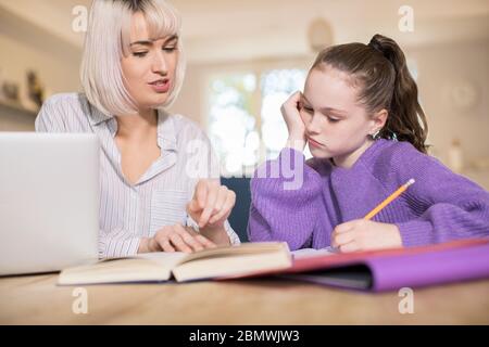 Femme aide à la jeune fille en difficulté avec des études ou l'éducation à domicile Banque D'Images