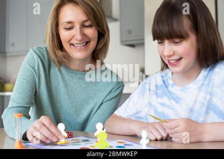 Mère et fille jouant à Generic Board Game à la maison Banque D'Images