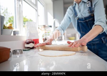 Gros plan de la pâtisserie femme à pâtisserie avec broche à la maison Banque D'Images