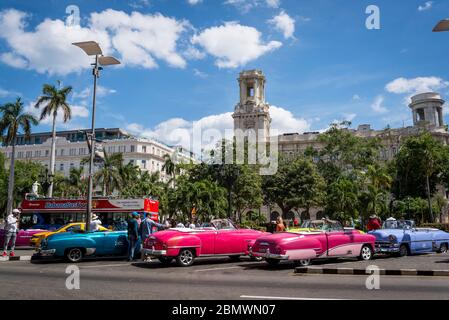 Voitures classiques colorées autour de Parque Central, la Havane, Cuba Banque D'Images