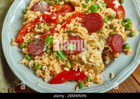 Poulet et jambalaya chorizo, recette de riz d'inspiration cajun avec saucisse espagnole épicée, poivrons doux et tomates. Banque D'Images