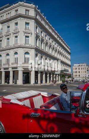 Passage d'une voiture classique par le Gran Hotel Manzana Kempinski la Habana est un hôtel de luxe situé dans le bâtiment historique Manzana de Gomez, Parque Central, HAV Banque D'Images