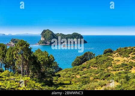 Vue sur la baie de Gemstone tout en marchant jusqu'à Cathedral Cove en Nouvelle-Zélande Banque D'Images