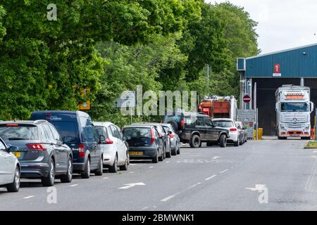 Farnborough, Hampshire, Royaume-Uni. 11 mai 2020. Le centre de recyclage des déchets ménagers de la ville a rouvert aujourd'hui pour la première fois depuis le début du confinement de la pandémie de covid-19 du coronavirus à la fin de mars. Il y avait de longues files d'attente de trafic car les gens étaient très désireux de se débarrasser des ordures qu'ils avaient entreposez chez eux pendant plusieurs semaines. Crédit : Sam Oaksey/Alay Live News Banque D'Images