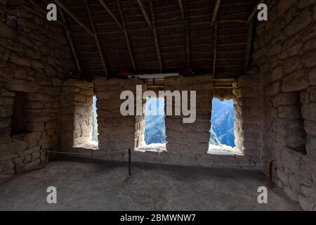 Maison en pierre avec fenêtres, vue intérieure, Machu Picchu Pérou. Banque D'Images