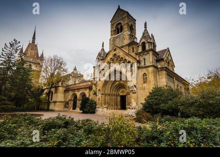 Façade de la chapelle, Château de Vajdahunyad à Budapest, Hongrie Banque D'Images