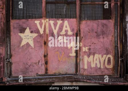 Texte peint à la main célébrant le 1er mai, Journée internationale des travailleurs, quartier de la Havane Centro, la Havane, Cuba Banque D'Images