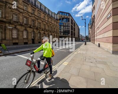 Londres. ROYAUME-UNI. Le 6 mai 2020 à 12:30. Grand angle de vue de la rue Queen Victoria EC4 pendant le verrouillage. Banque D'Images