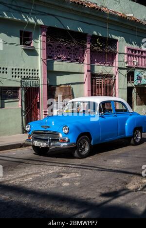 Voiture d'époque en descendant la célèbre rue Neptuno, quartier de la Havane Centro, la Havane, Cuba Banque D'Images