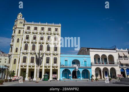 Plaza Vieja ou la place ancienne avec galerie de photos datant du XVIe siècle, centre de la vieille ville, la Havane Vieja, la Havane, Cuba Banque D'Images